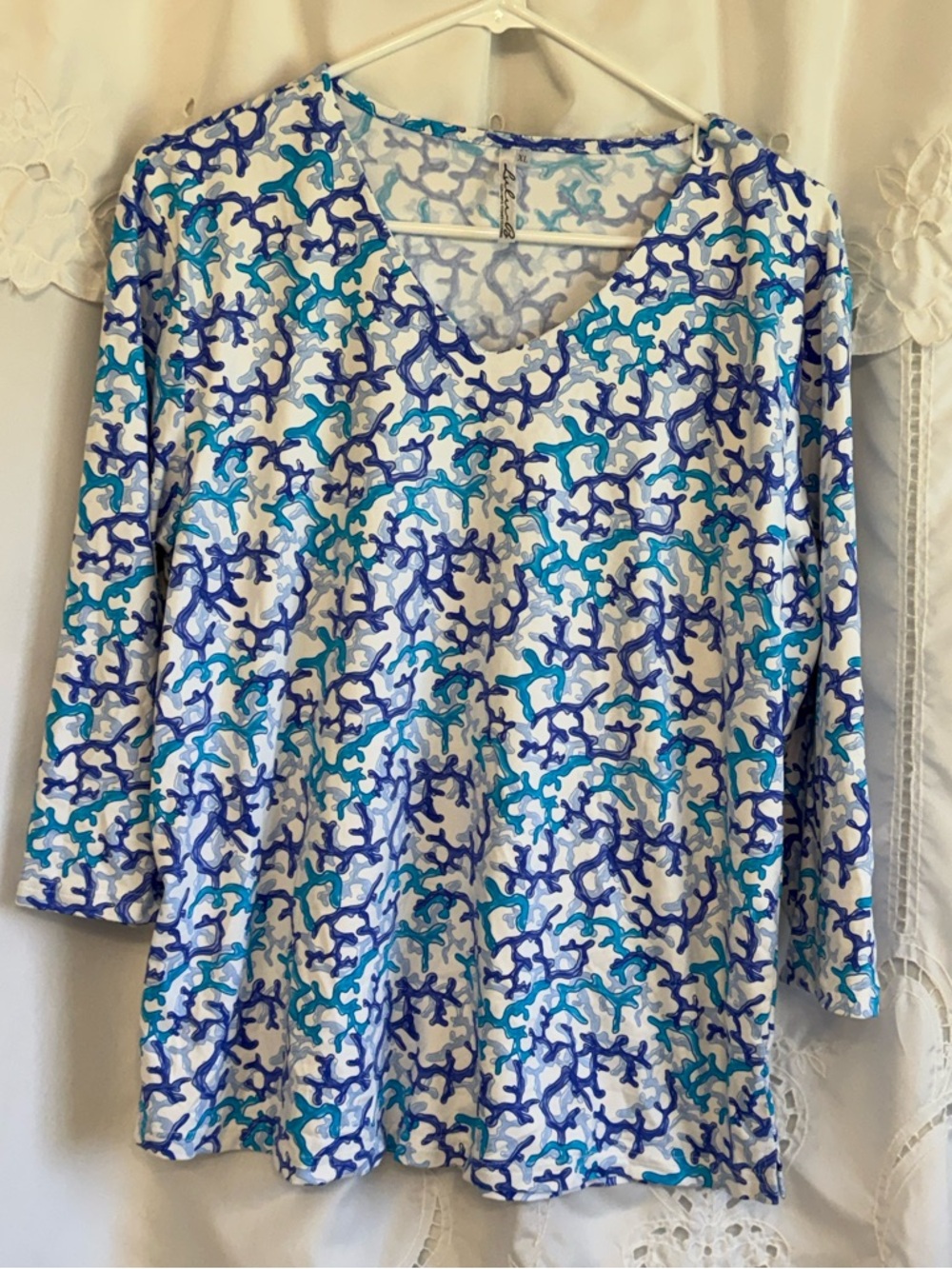 Lulu-b v neck 3/4 sleeve top in a teal coral print